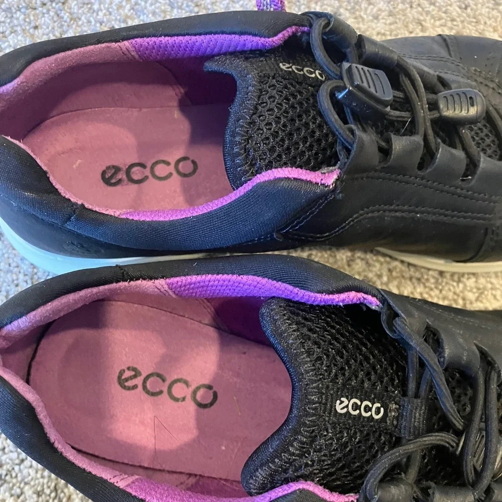 ECCO Soft 7 Womens Black Leather Bungee Lace Walking Sneakers SZ 7 Purple Lining
